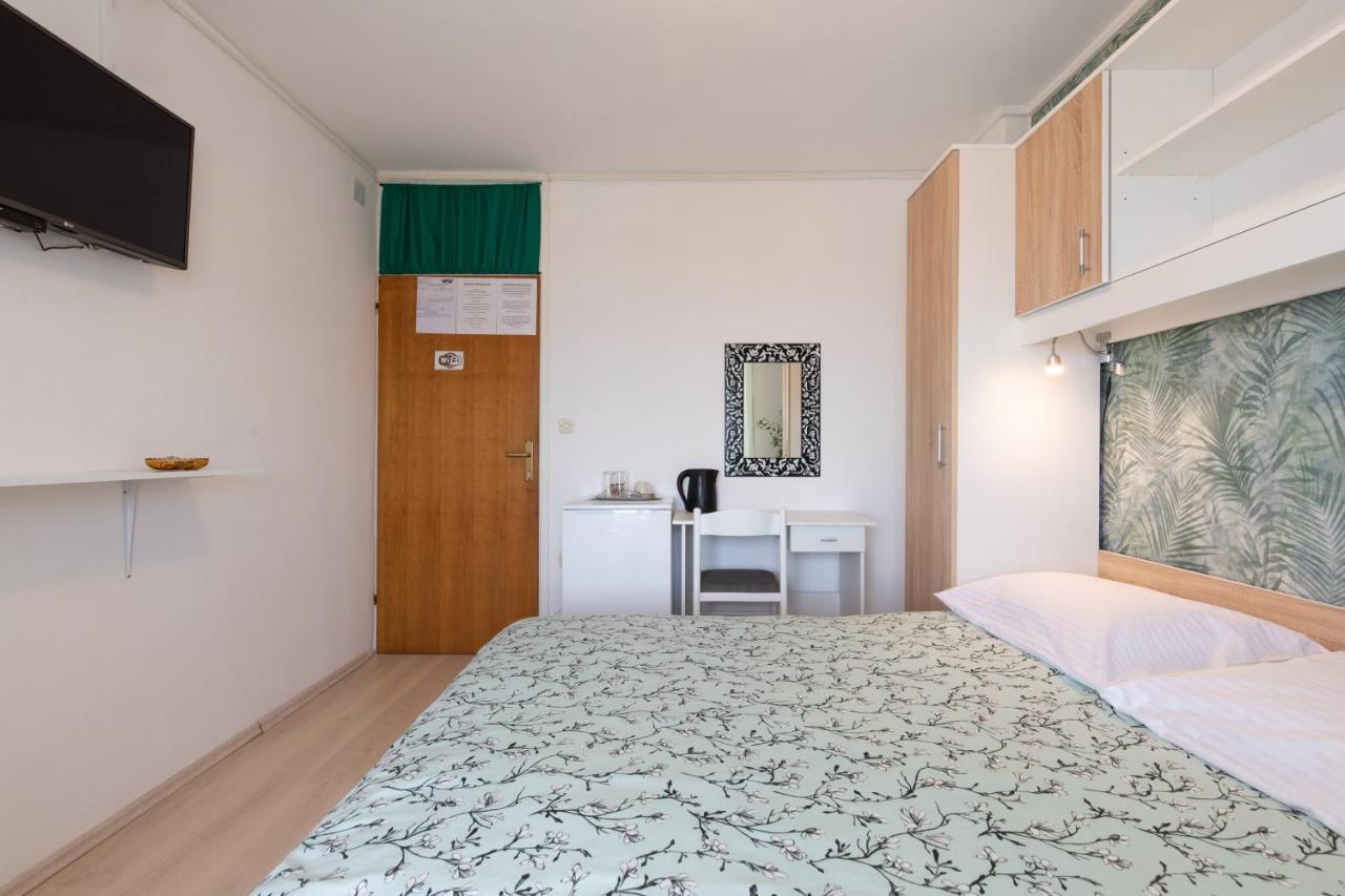 Apartment & Rooms Ivica 크르크 외부 사진